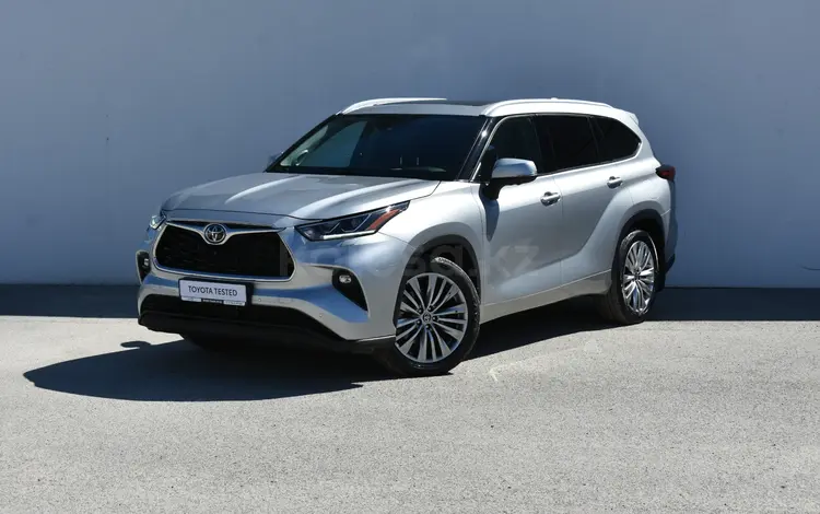 Toyota Highlander 2023 года за 29 600 000 тг. в Атырау