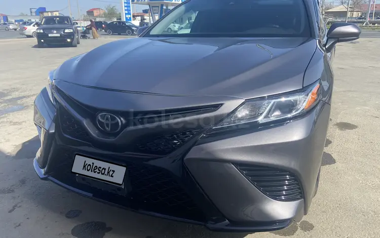 Toyota Camry 2018 года за 9 200 000 тг. в Атырау