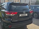 Toyota Highlander 2018 года за 17 800 000 тг. в Астана – фото 2