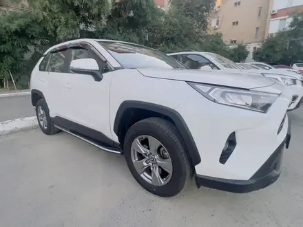 Toyota RAV4 2022 года за 19 500 000 тг. в Атырау