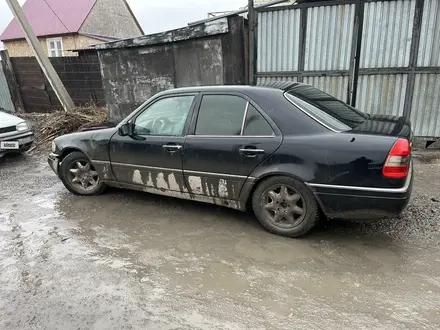 Mercedes-Benz C 180 1996 года за 1 050 000 тг. в Петропавловск – фото 2