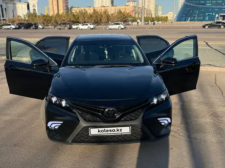 Toyota Camry 2019 года за 14 000 000 тг. в Астана – фото 4