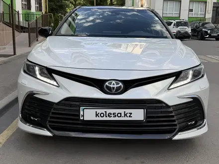 Toyota Camry 2023 года за 16 590 000 тг. в Алматы