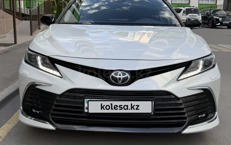 Toyota Camry 2023 года за 16 590 000 тг. в Алматы