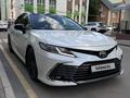 Toyota Camry 2023 года за 16 590 000 тг. в Алматы – фото 3