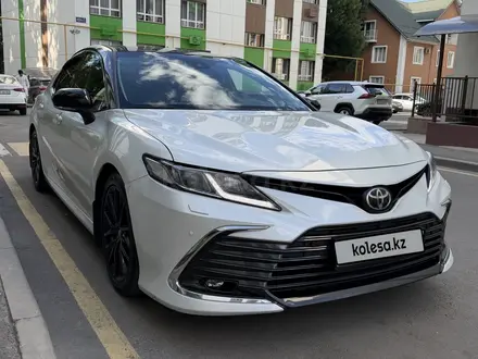 Toyota Camry 2023 года за 16 590 000 тг. в Алматы – фото 3