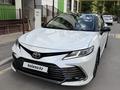 Toyota Camry 2023 года за 16 590 000 тг. в Алматы – фото 2