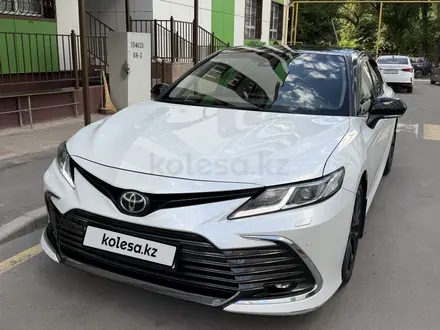 Toyota Camry 2023 года за 16 590 000 тг. в Алматы – фото 2