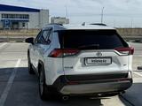 Toyota RAV4 2021 годаfor17 000 000 тг. в Атырау