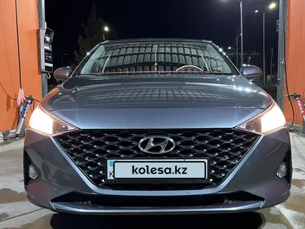 Hyundai Solaris 2021 года за 7 190 000 тг. в Уральск – фото 2