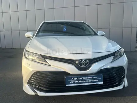 Toyota Camry 2018 года за 13 490 000 тг. в Шымкент – фото 2