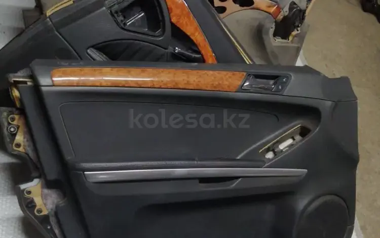 Обшивка двери водительской на mercedes-benz GL x164 мл за 20 000 тг. в Алматы