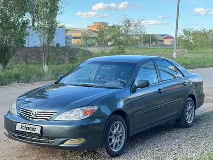 Toyota Camry 2002 года за 3 500 000 тг. в Актобе – фото 2