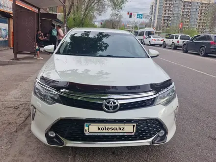 Toyota Camry 2017 года за 13 300 000 тг. в Алматы – фото 2
