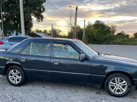 Mercedes-Benz E 220 1993 года за 1 699 999 тг. в Караганда – фото 5