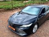 Toyota Camry 2018 года за 14 300 000 тг. в Астана – фото 2