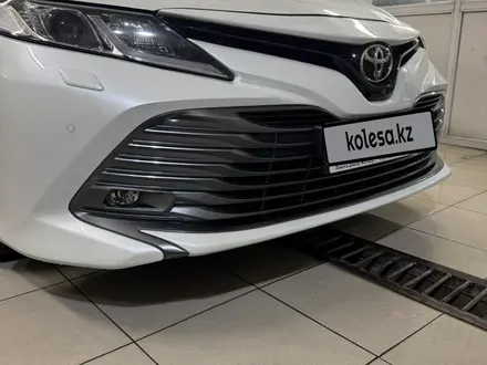 Toyota Camry 2019 года за 13 300 000 тг. в Алматы – фото 34