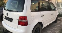 Volkswagen Touran 2007 года за 500 000 тг. в Павлодар – фото 2
