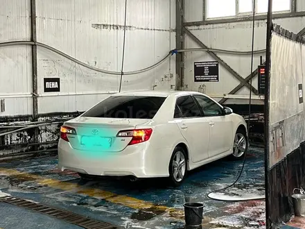 Toyota Camry 2014 года за 7 500 000 тг. в Актобе – фото 3