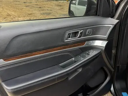 Ford Explorer 2018 года за 14 200 000 тг. в Алматы – фото 2