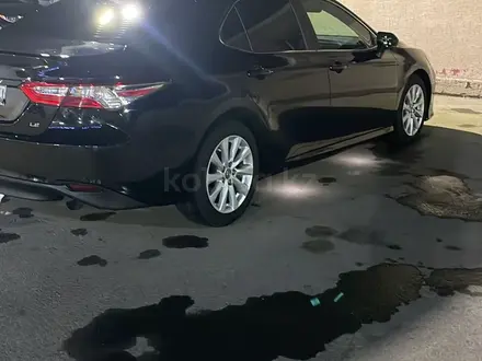 Toyota Camry 2018 года за 9 800 000 тг. в Атырау – фото 3