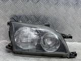 Фара передняя правая на Toyota Avensis 2000 года за 2 990 тг. в Шымкент