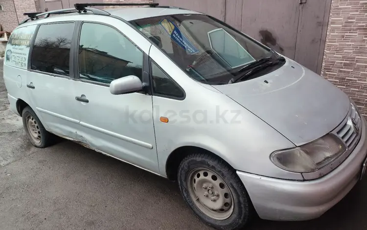 Volkswagen Sharan 1998 годаfor1 500 000 тг. в Караганда