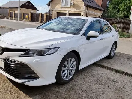 Toyota Camry 2019 года за 13 500 000 тг. в Атырау – фото 3