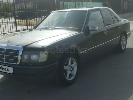 Mercedes-Benz E 200 1992 года за 1 100 000 тг. в Шаян – фото 2