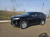 Toyota RAV4 2021 года за 17 500 000 тг. в Бишкуль – фото 2