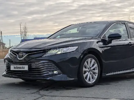 Toyota Camry 2018 года за 11 000 000 тг. в Атырау – фото 2