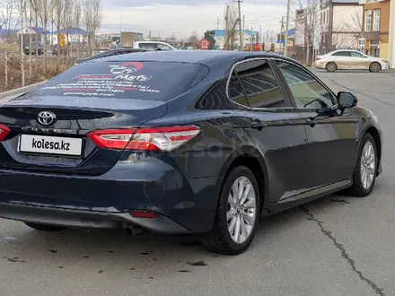 Toyota Camry 2018 года за 11 000 000 тг. в Атырау – фото 6