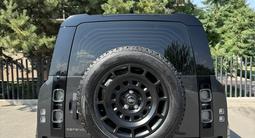 Land Rover Defender 2024 года за 64 000 000 тг. в Алматы – фото 4