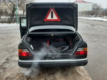 Mercedes-Benz E 320 1993 года за 2 500 000 тг. в Уральск – фото 22