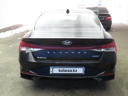 Hyundai Elantra 2021 года за 8 330 400 тг. в Актобе – фото 2