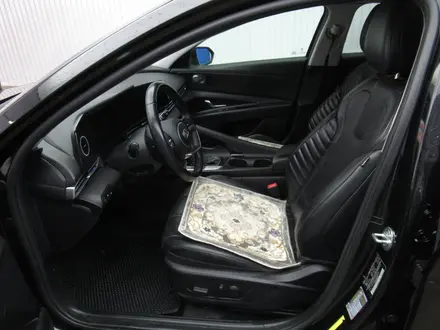 Hyundai Elantra 2021 года за 8 330 400 тг. в Актобе – фото 7