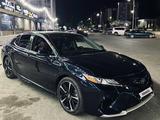 Toyota Camry 2019 года за 10 500 000 тг. в Уральск – фото 2