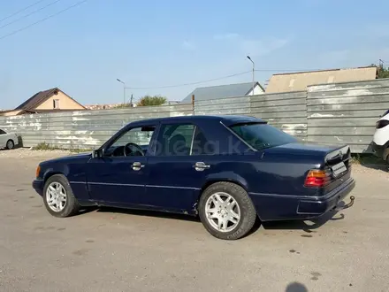 Mercedes-Benz E 220 1993 года за 1 250 000 тг. в Алматы – фото 3