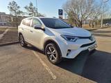 Toyota RAV4 2016 года за 10 400 000 тг. в Астана