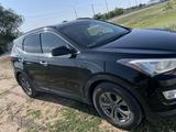 Hyundai Santa Fe 2015 года за 6 000 000 тг. в Уральск – фото 3