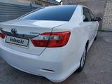 Toyota Camry 2014 года за 6 900 000 тг. в Уральск – фото 2