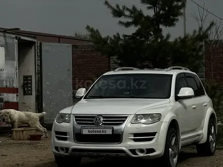 Volkswagen Touareg 2007 года за 6 800 000 тг. в Алматы – фото 2