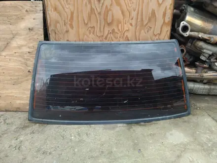 Стекло на крышку багажника за 10 000 тг. в Алматы