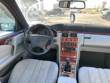 Mercedes-Benz E 230 1997 года за 2 700 000 тг. в Атбасар – фото 11