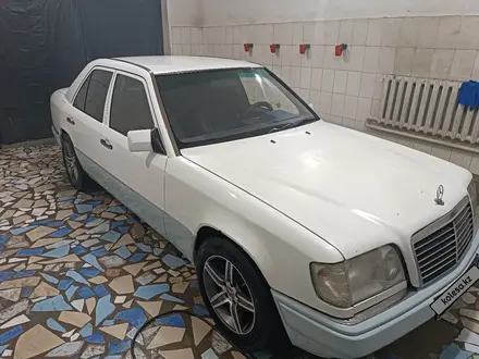 Mercedes-Benz E 220 1995 года за 2 430 195 тг. в Аральск – фото 2