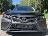 Toyota Camry 2021 года за 13 700 000 тг. в Алматы – фото 2