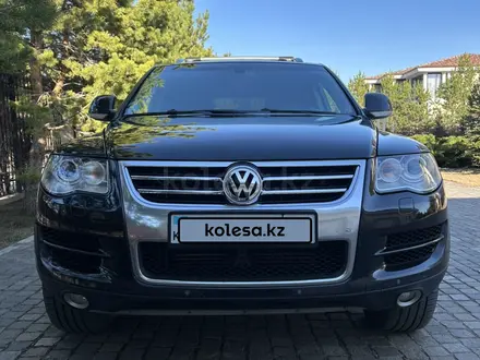 Volkswagen Touareg 2008 года за 7 200 000 тг. в Астана – фото 2