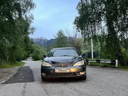 Toyota Camry 2004 года за 5 000 000 тг. в Алматы – фото 23