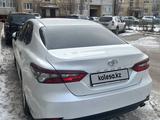 Toyota Camry 2022 года за 16 500 000 тг. в Актобе – фото 3