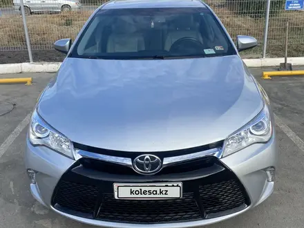 Toyota Camry 2015 года за 6 700 000 тг. в Уральск – фото 2